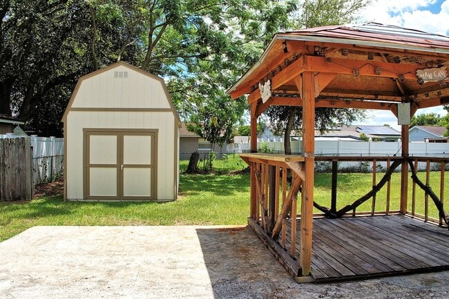 Building Photo - Nice 3/2 with 1 car garage fully fenced ba...