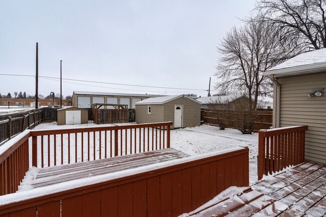 Building Photo - 3 Bedroom 2 Bath Home with Fenced in Backyard!