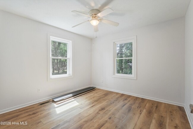 Building Photo - 1070 River Dr SW