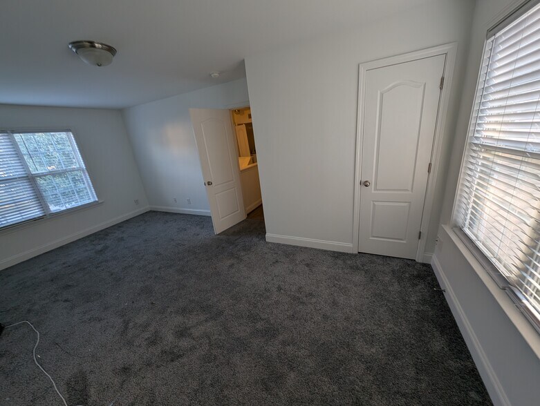 Building Photo - 2613 Zola Dr