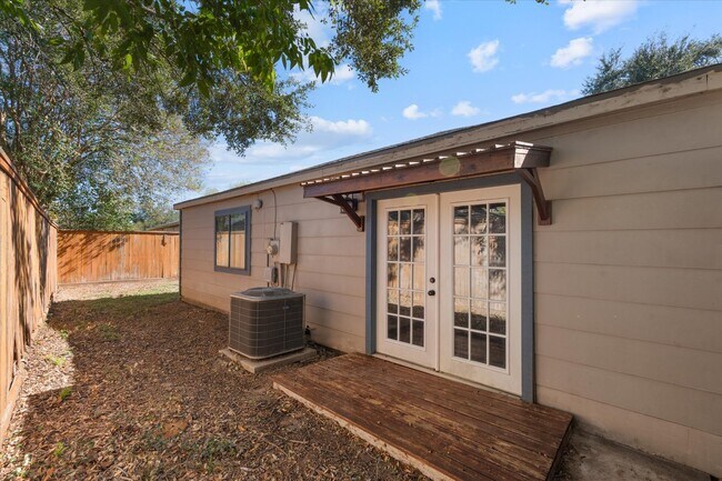 Building Photo - 16106 New Field Dr