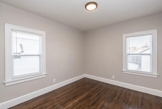 Building Photo - Spacious 3 Bedroom Single Family fenced in Yard, Racine!