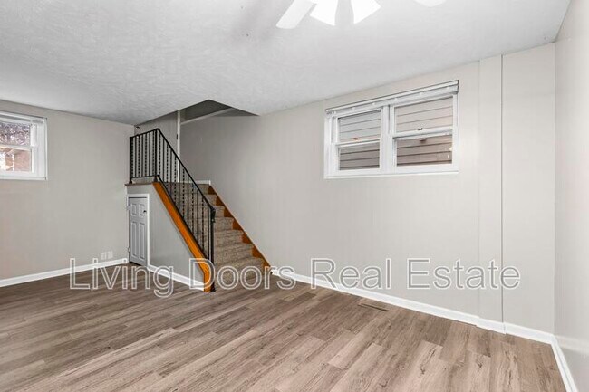 Building Photo - 348 S 5th St