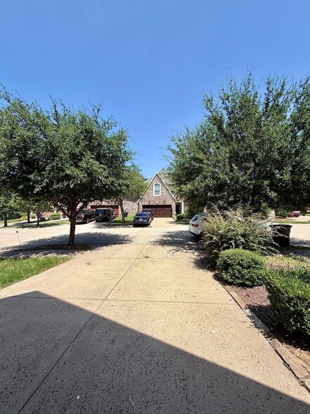 Building Photo - 705 Rembrandt Ct
