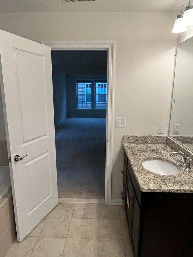 Building Photo - Large Executive 5 Br 3.5 Bath Home in Weym...