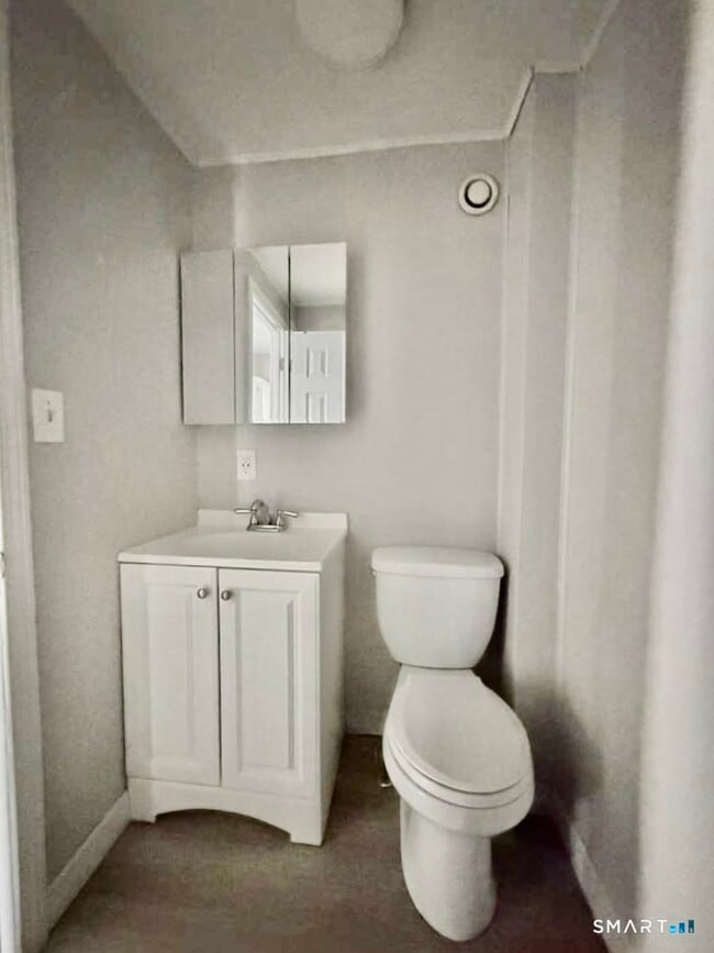 Building Photo - 15 Bassett St