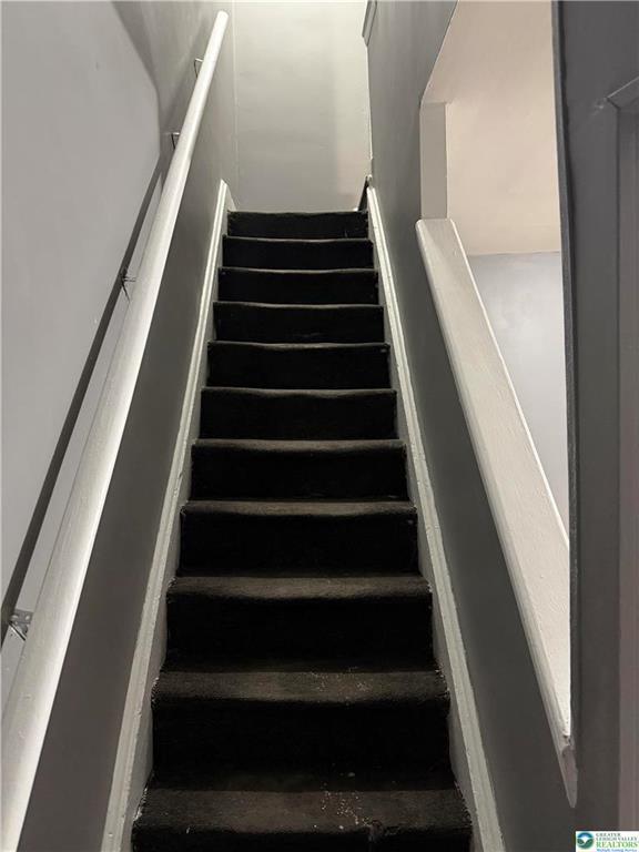 Building Photo - 626 Oak St