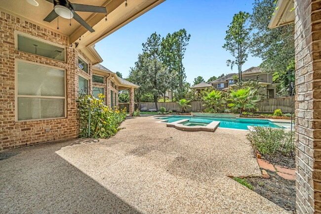 Building Photo - Exceptional 5-bedroom home (2 down) in des...