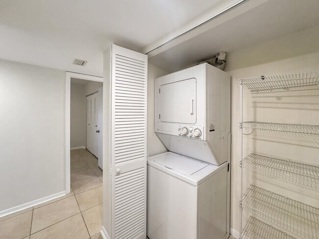 Building Photo - 2112 S Cypress Bend Dr