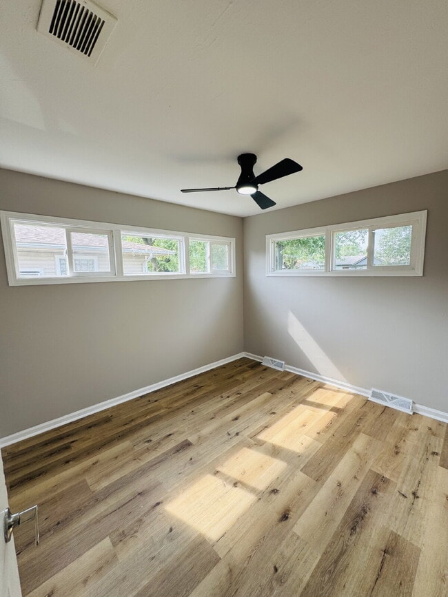 Building Photo - Your ideal home in Gary!