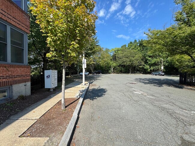 Building Photo - 48 Ellingwood St