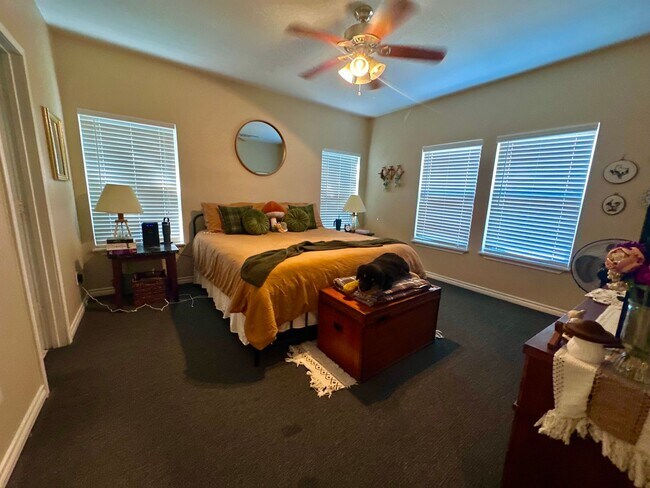 Building Photo - Charming 3/3 House in with Covered Parking Near Campus!