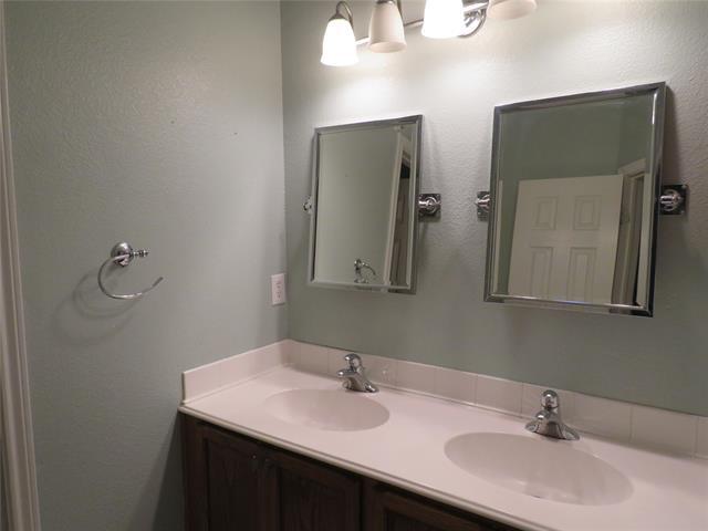 Building Photo - 7585 Ravenhill Dr