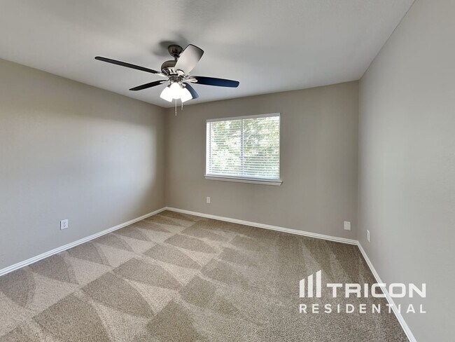 Building Photo - 523 Pinnacle Dr