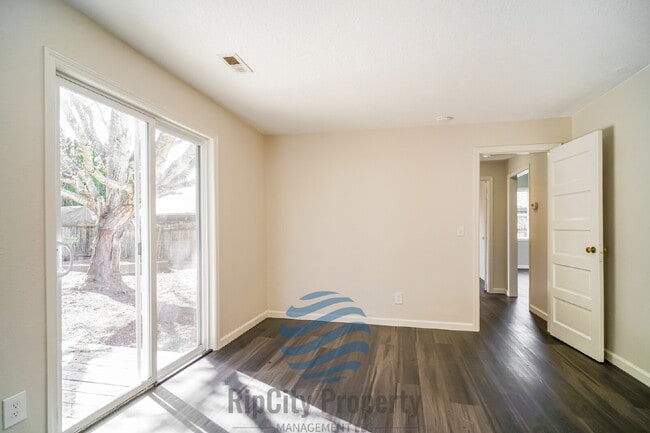 Building Photo - 1307 Elm St