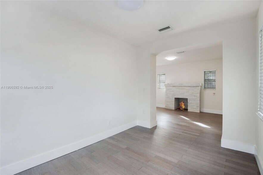 Building Photo - 522 NW 47th Ter