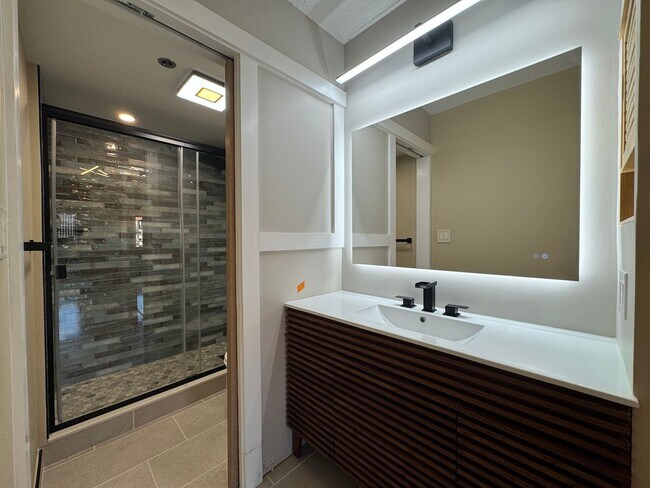 Building Photo - Luxurious Double Suite Condo With 2 Full Baths and Sunroom In Desired Belvedere Condominiums