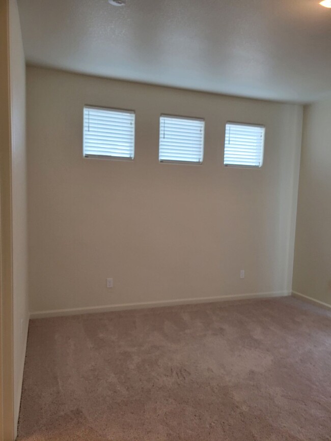 Building Photo - Modern Three Bedroom Home Near UC Merced!