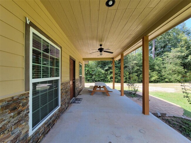 Building Photo - 17132 Bending Oaks