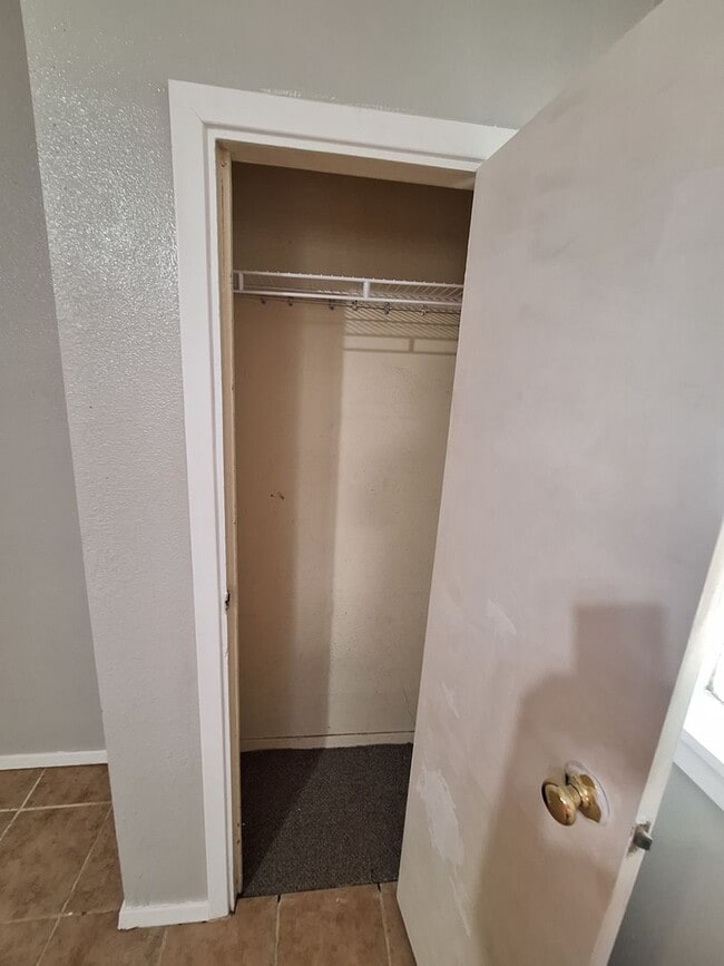Building Photo - 4 Bedroom, 2 Bath in Clyde!