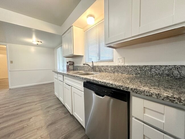 Building Photo - Updated 3 Bedroom 1.5 Bathroom Home in Desirable Arden Park!