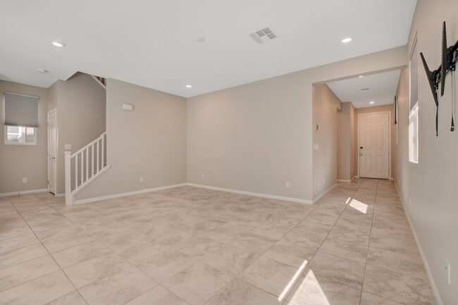 Building Photo - Gorgeous 4 Bedroom, 2 Story Home in SW/Mou...