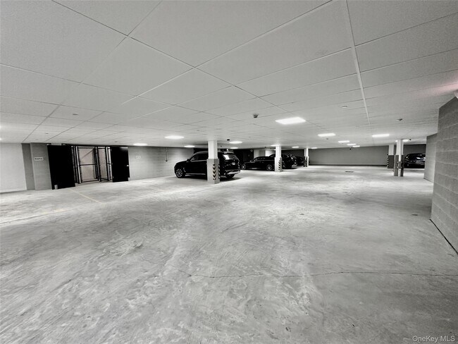 Building Photo - 585 Main St