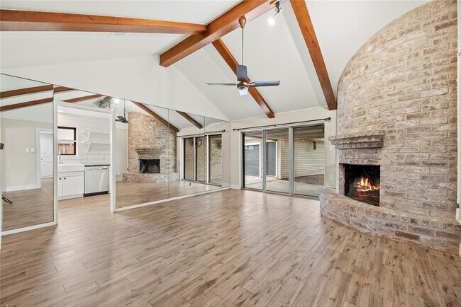 Building Photo - 2219 Briarview Dr