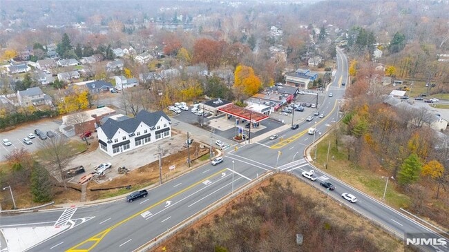 Building Photo - 445 Ramapo Valley Rd