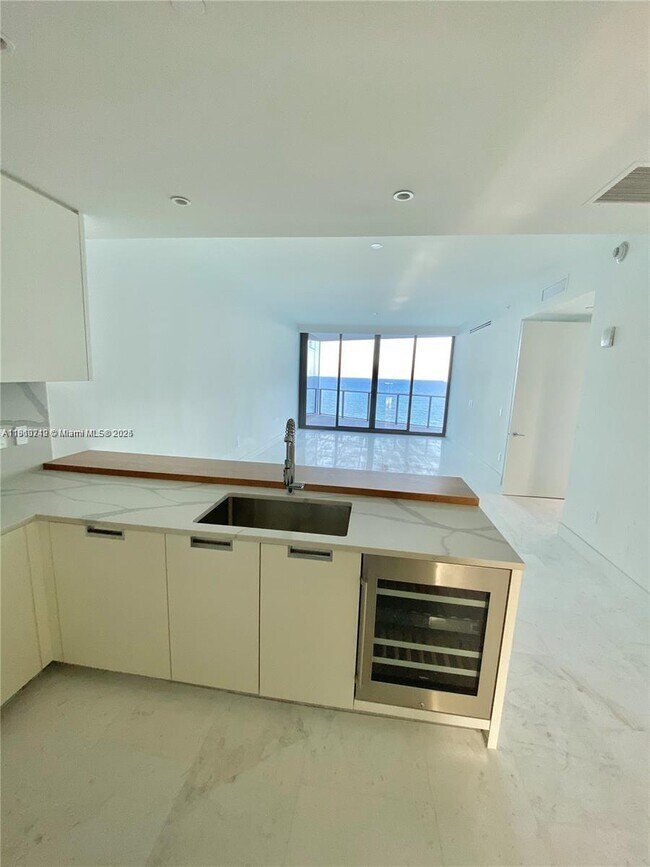 Building Photo - 15701 Collins Ave