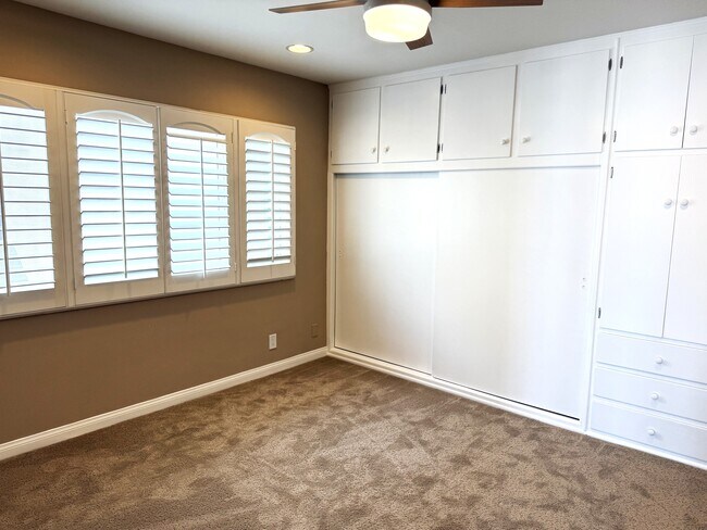 Building Photo - 1319 E Seal Way
