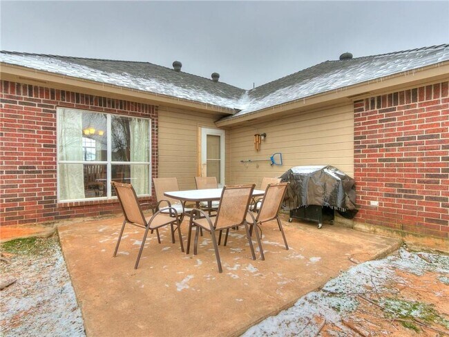 Building Photo - Gorgeous Home Located In Choctaw!!!