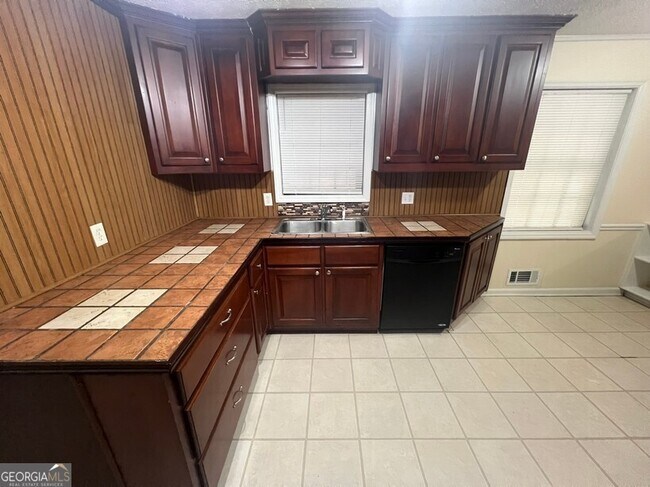 Building Photo - 916 Curry Cir SE