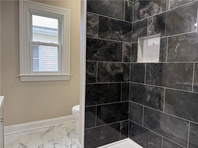 Building Photo - 483 Alexander St