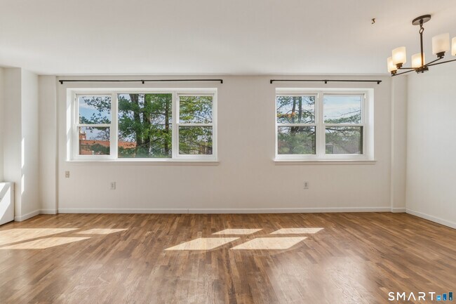 Building Photo - 889 Farmington Ave