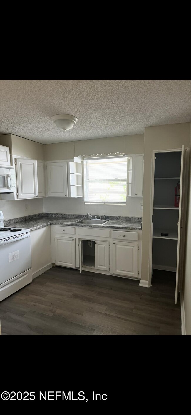 Building Photo - 1110 Caliente Dr