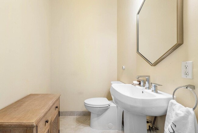 Building Photo - 1875 Highland Grove Dr