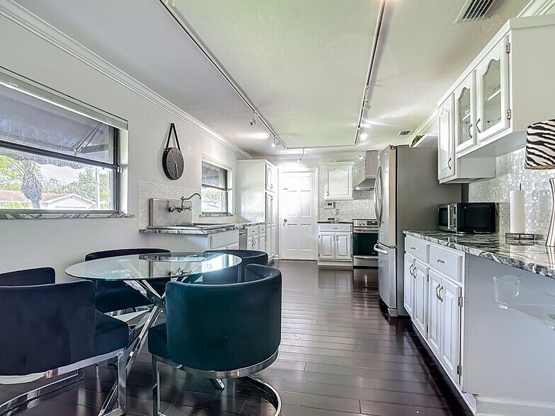 eat in dining/ kitchen - 3319 Florene Dr