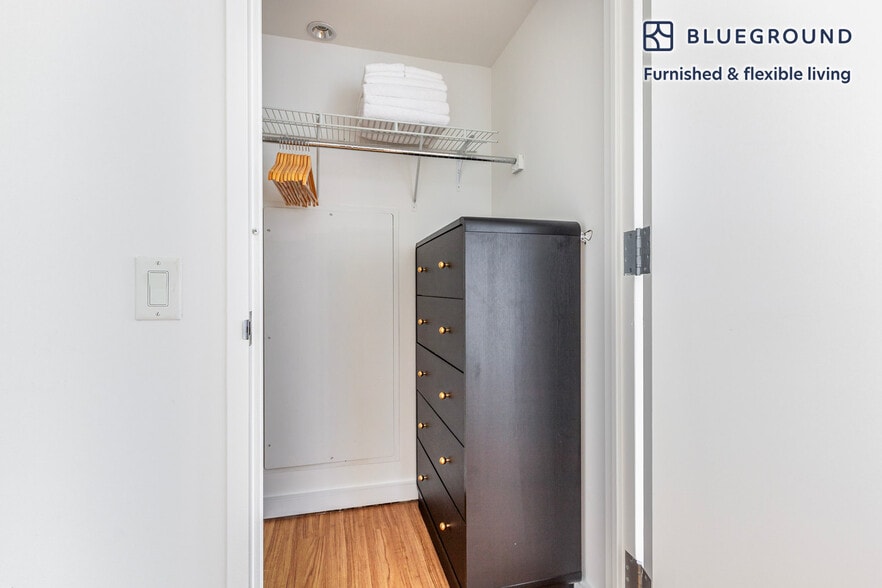 Building Photo - 70 W 45th St