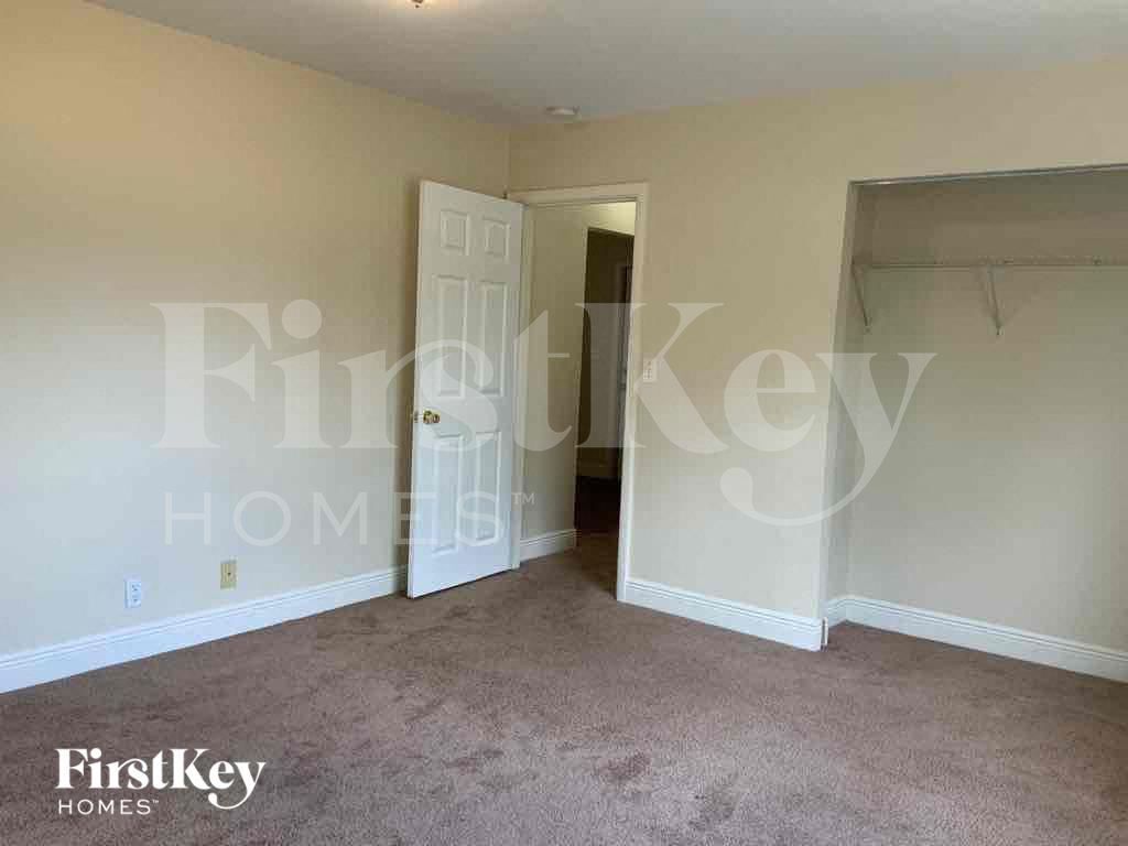 Building Photo - 727 S Pine St