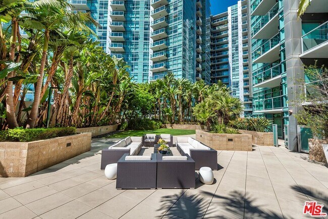 Building Photo - 13650 Marina Pointe Dr
