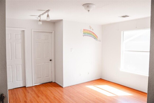 Building Photo - 15224 Sarah's Creek Dr