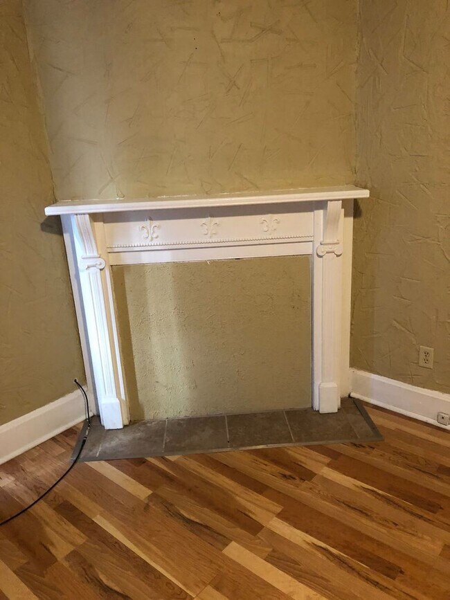 Building Photo - DOWNTOWN....Charming One Bedroom