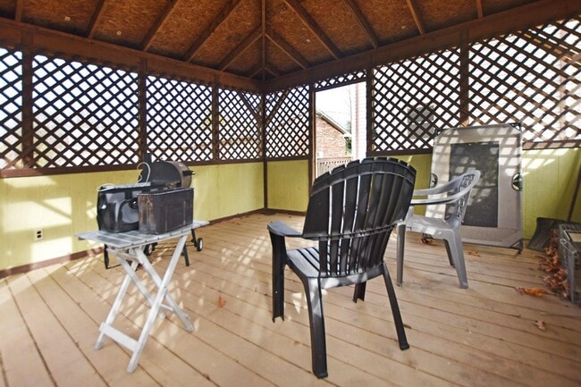 Building Photo - Pet Friendly Three Bedroom!