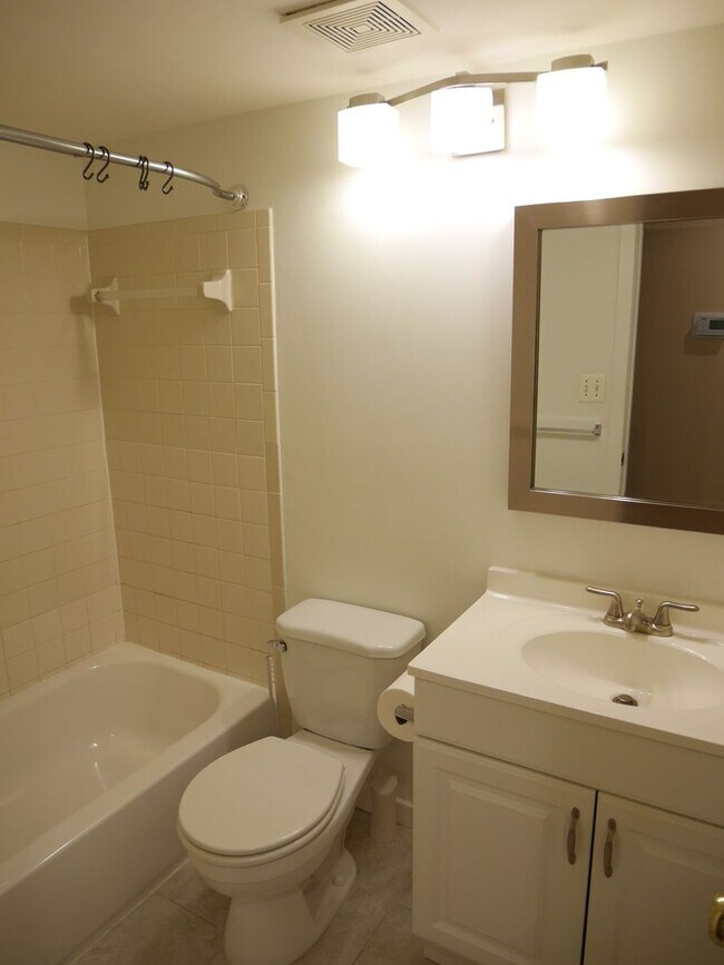 Building Photo - Beautiful 2 Bedroom Condo with a Loft- PRIME LOCATION!!