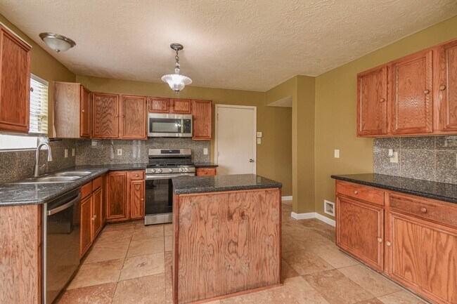 Building Photo - 16818 Parliament St