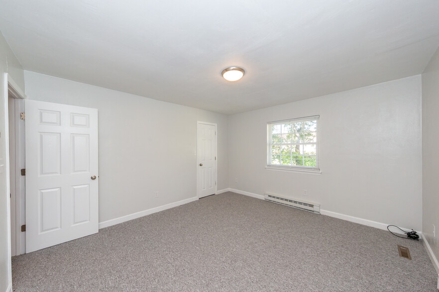 Building Photo - 9392 Pine Tree Rd