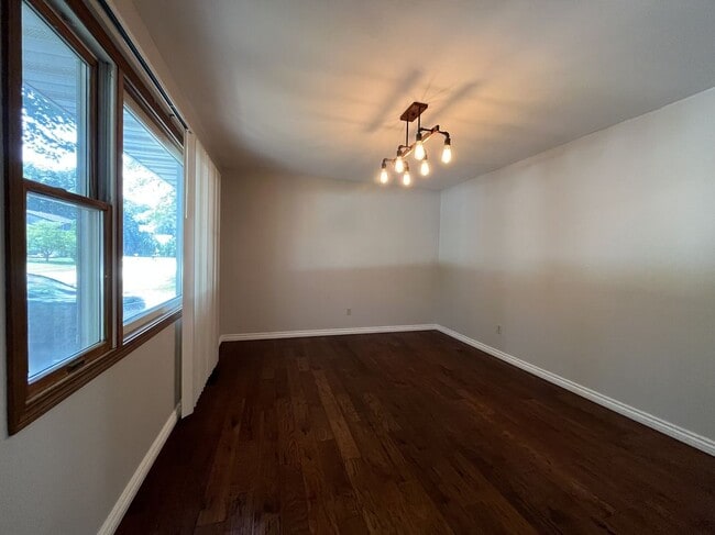Building Photo - 852 Burr Oak Dr