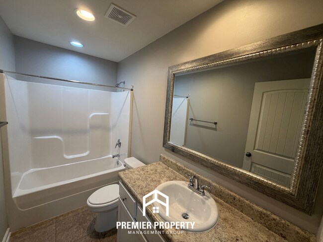 Building Photo - Move-In Ready 3BR Home in Tuscaloosa - Granite Counters & Enclosed Backyard