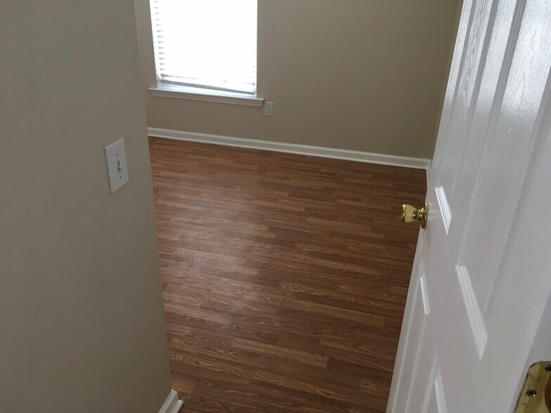 Building Photo - 2113 McKenzie Creek Dr